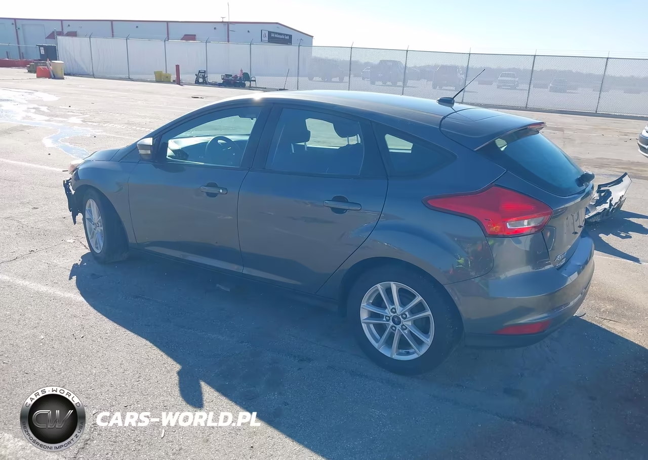 2017 Ford Focus Se VIN:1FADP3K23HL258817 - 3