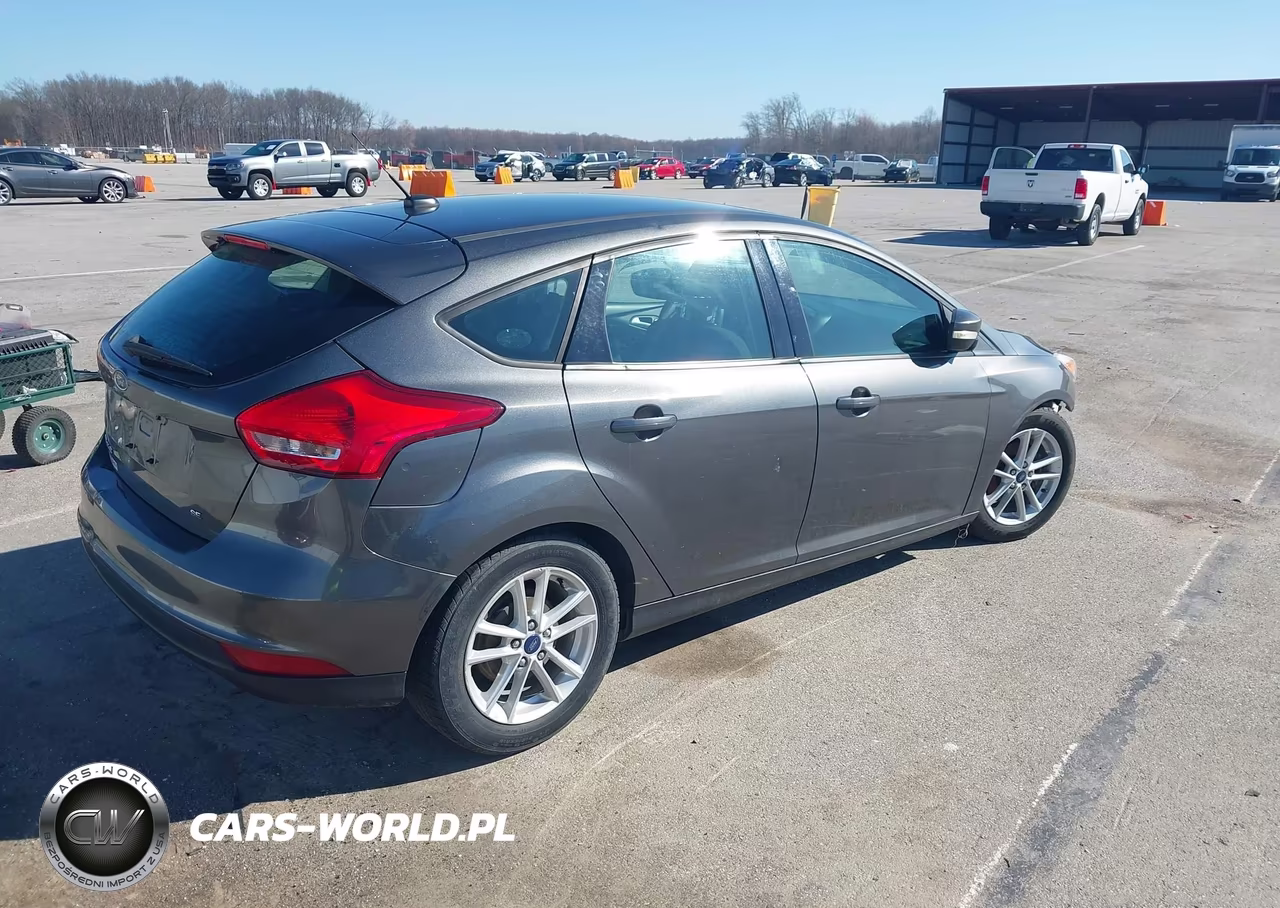 2017 Ford Focus Se VIN:1FADP3K23HL258817 - 4