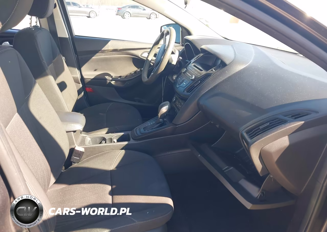 2017 Ford Focus Se VIN:1FADP3K23HL258817 - 5