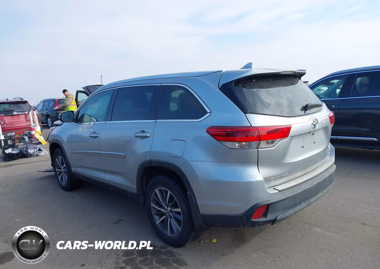 2019 Toyota Highlander Xle VIN:5TDJZRFH5KS930987 - 3