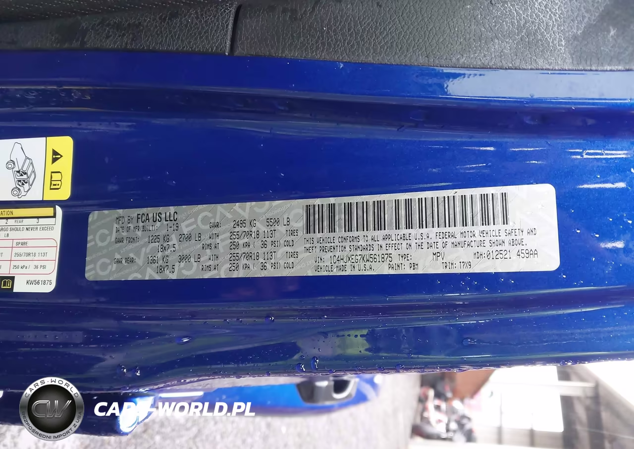 2019 Jeep Wrangler Unlimited Sahara 4X4 VIN:1C4HJXEG7KW561875 - 9