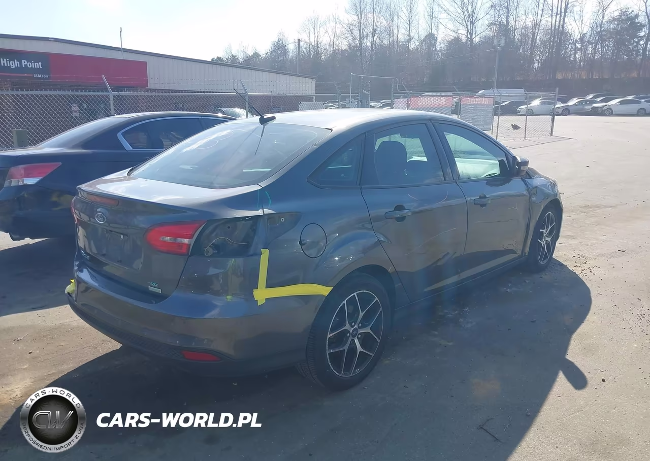 2017 Ford Focus Se VIN:1FADP3FEXHL266207 - 4