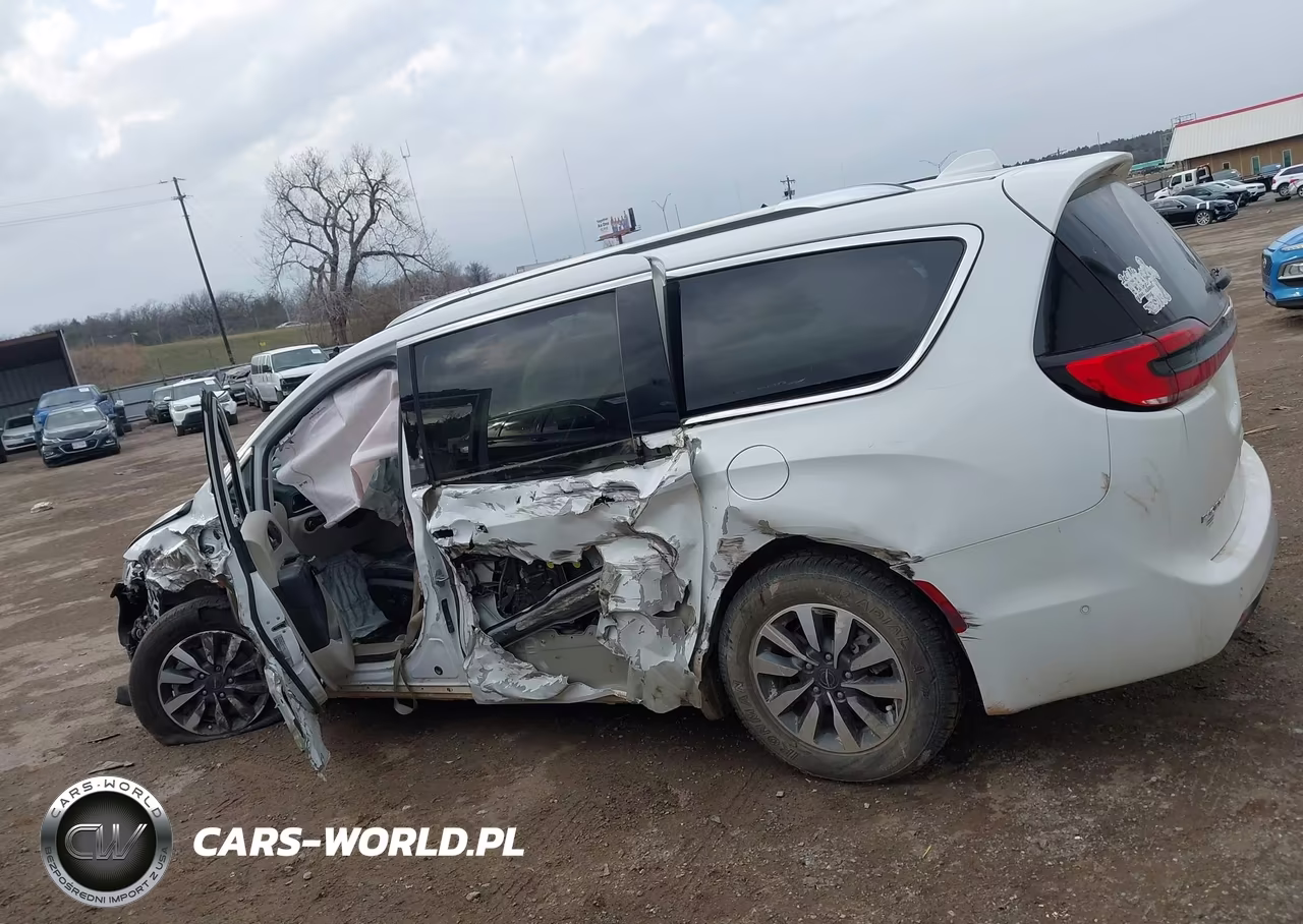 2021 Chrysler Pacifica Hybrid Touring L VIN:2C4RC1L74MR596965 - 13