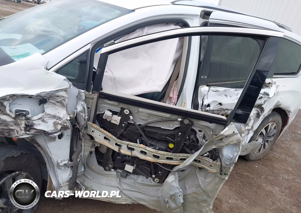2021 Chrysler Pacifica Hybrid Touring L VIN:2C4RC1L74MR596965 - 16