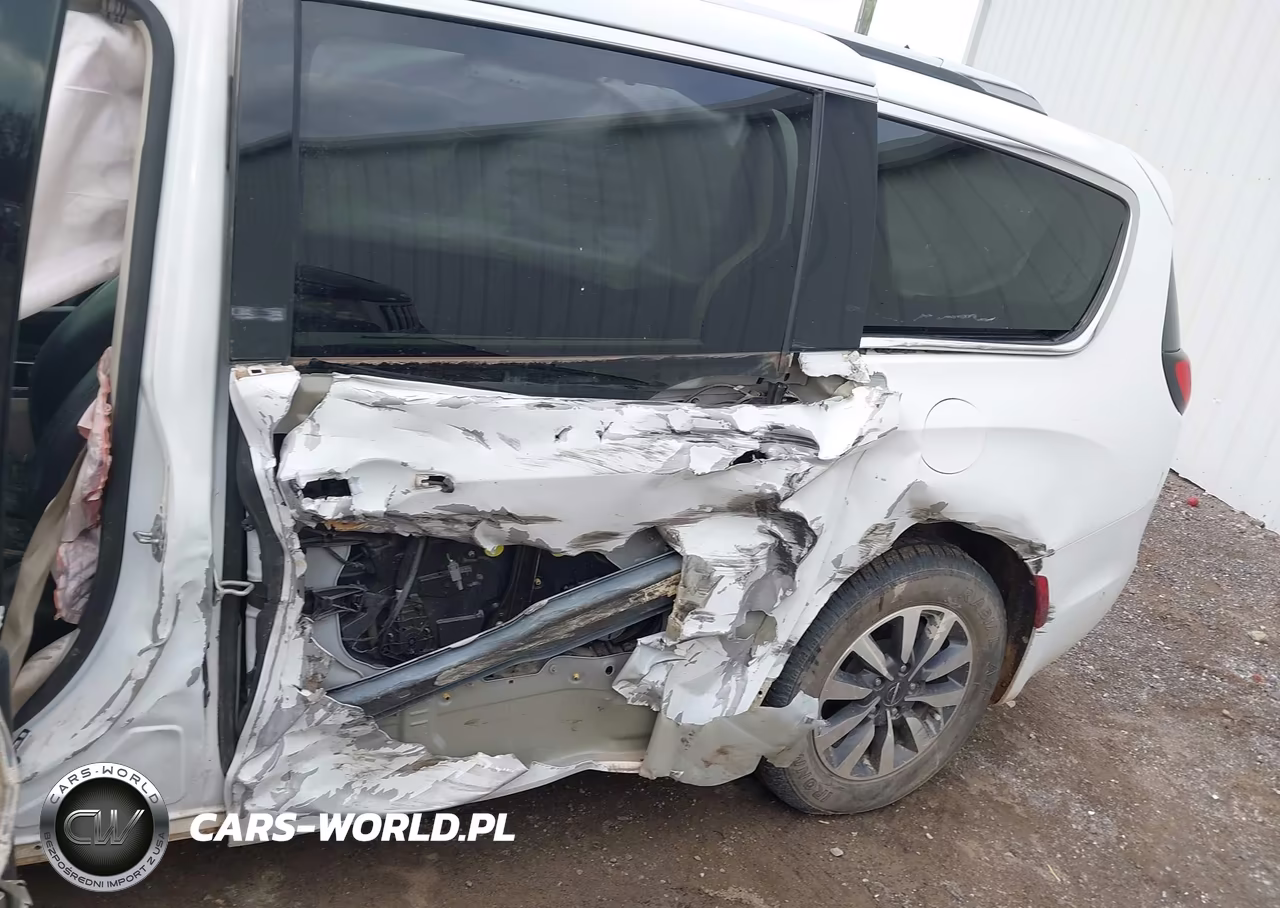 2021 Chrysler Pacifica Hybrid Touring L VIN:2C4RC1L74MR596965 - 17