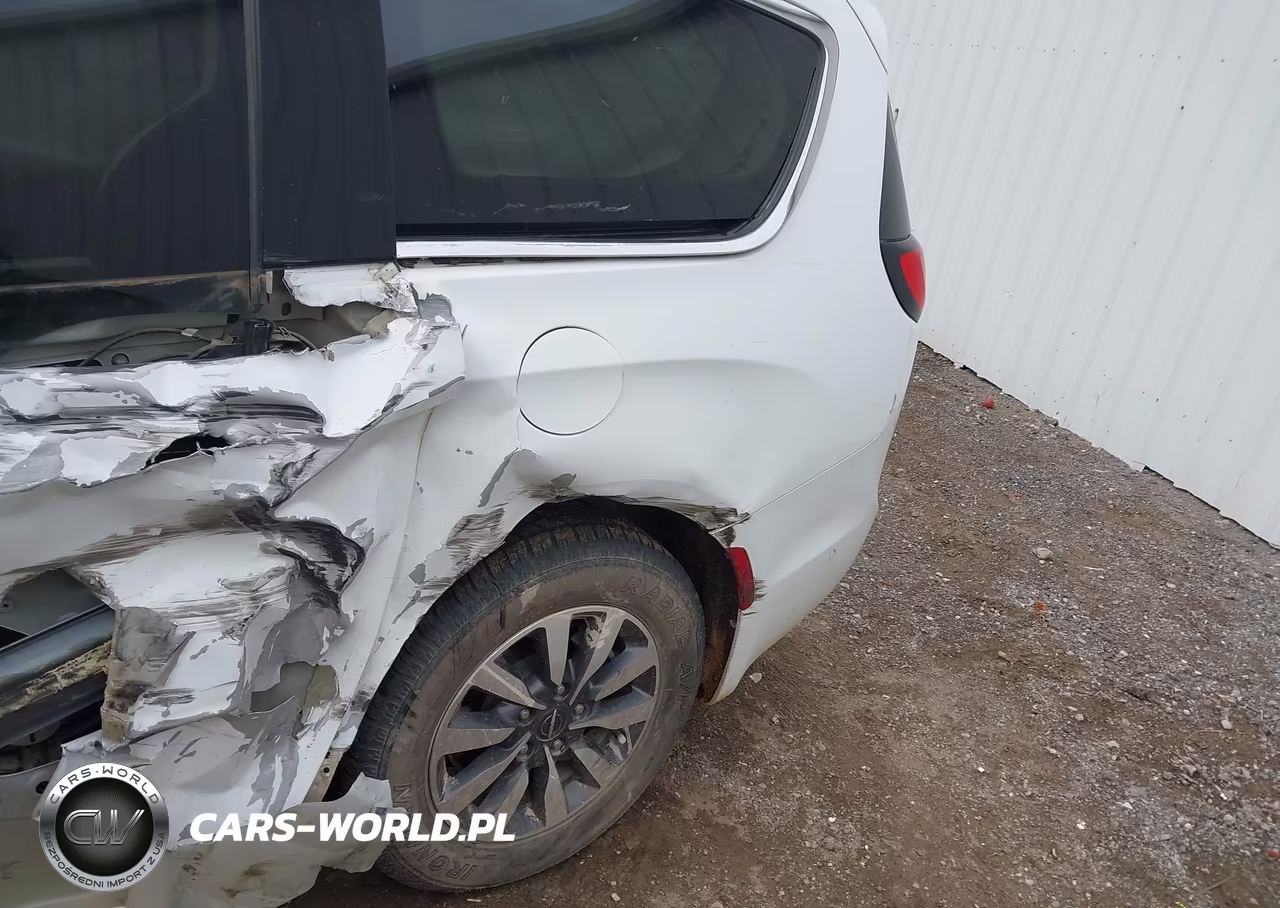 2021 Chrysler Pacifica Hybrid Touring L VIN:2C4RC1L74MR596965 - 18
