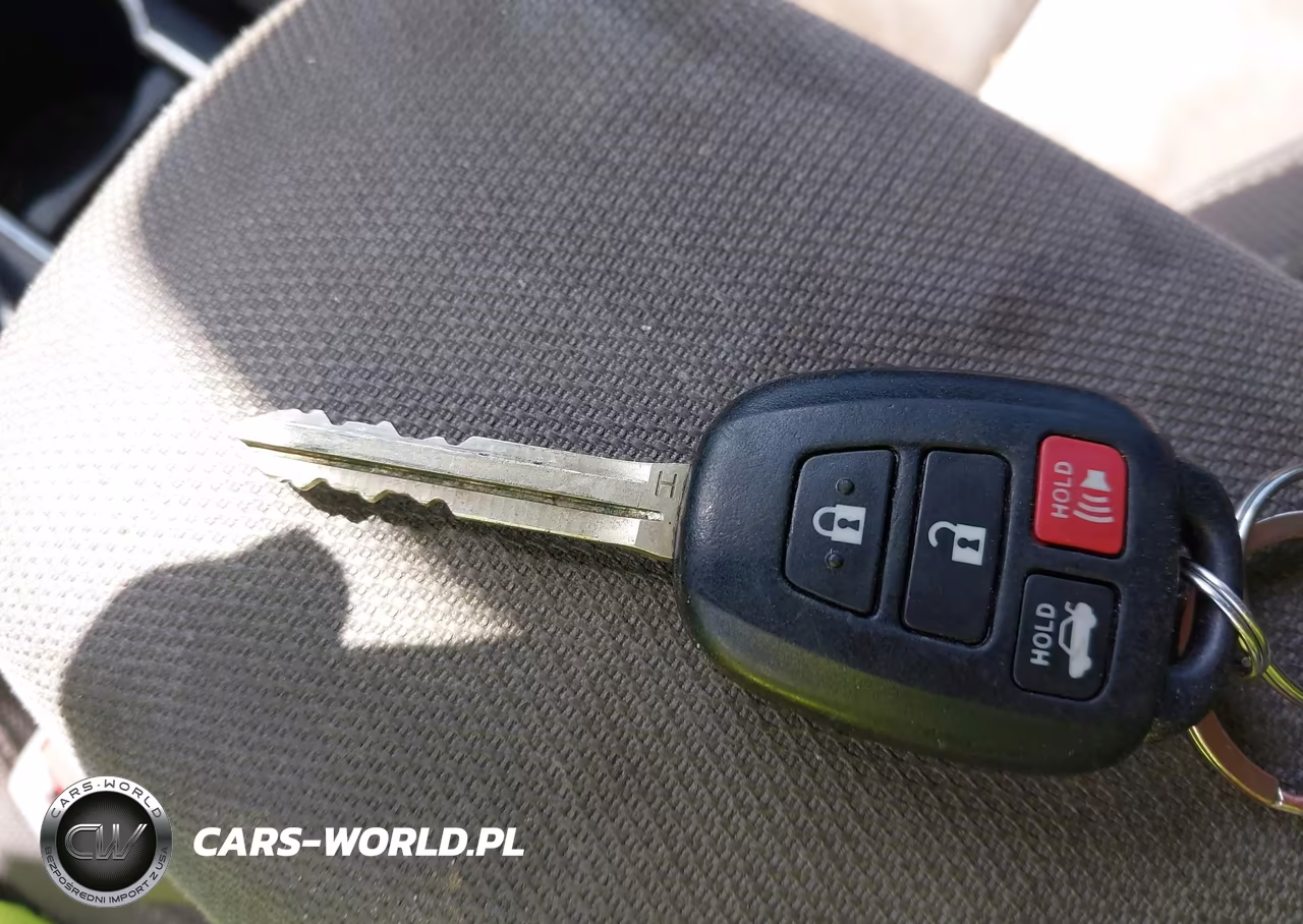 2018 Toyota Corolla Le VIN:5YFBURHE2JP852777 - 11