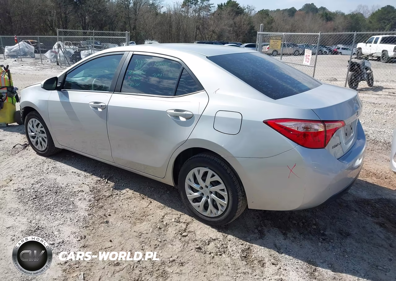 2018 Toyota Corolla Le VIN:5YFBURHE2JP852777 - 3
