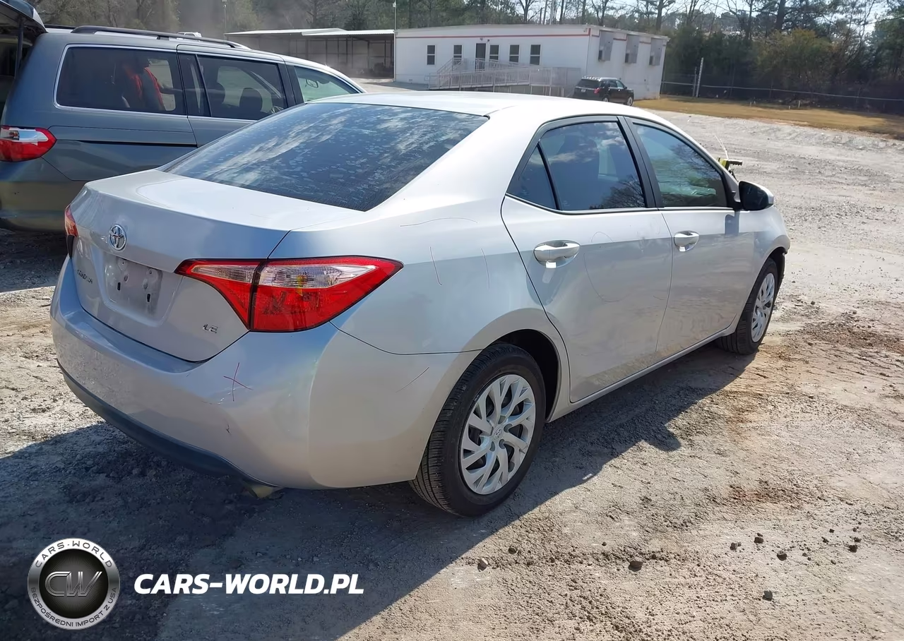 2018 Toyota Corolla Le VIN:5YFBURHE2JP852777 - 4
