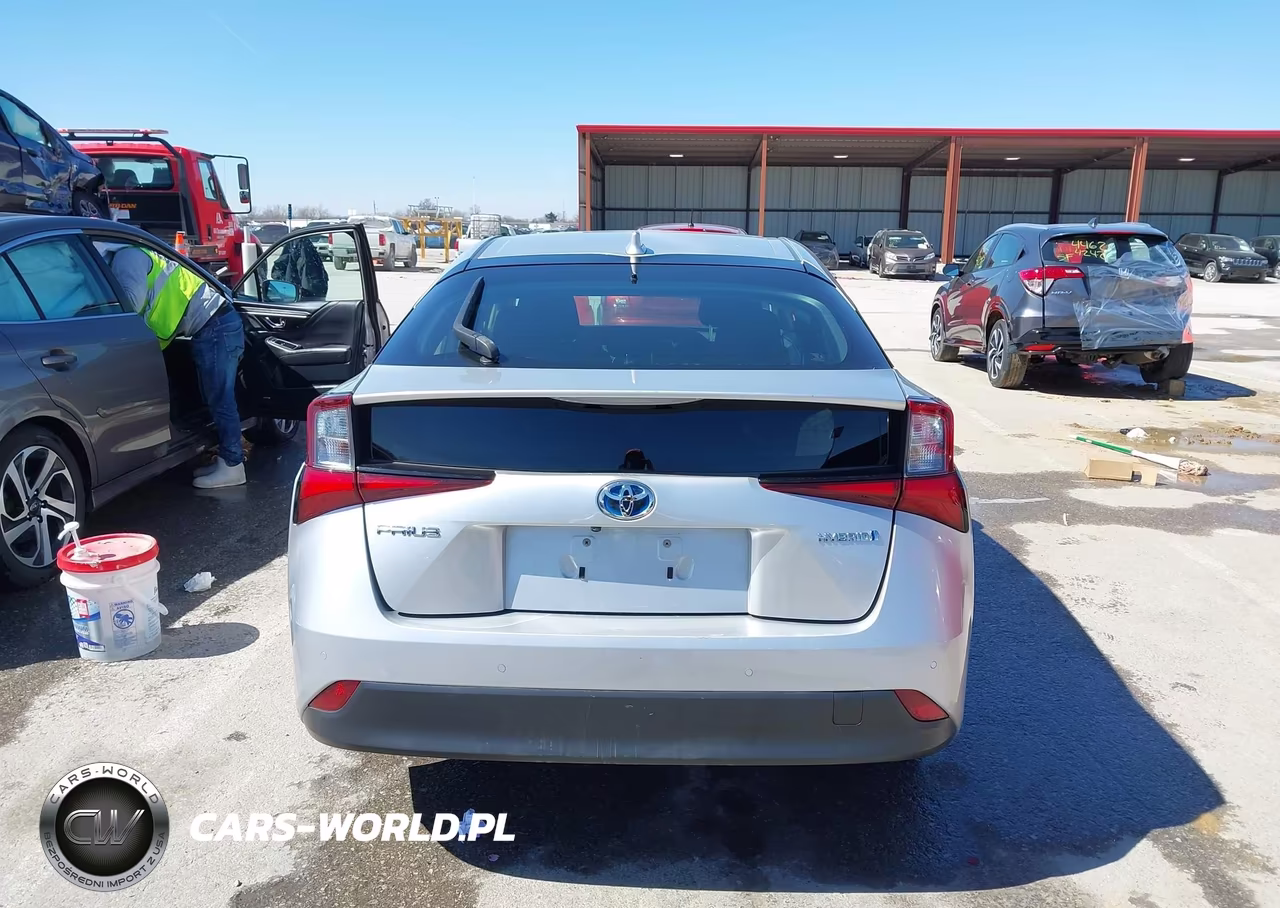 2021 Toyota Prius Le VIN:JTDKAMFU3M3144900 - 17
