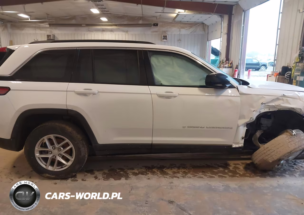 2025 Jeep Grand Cherokee Laredo X 4X4 VIN:1C4RJHAG9SC327934 - 13