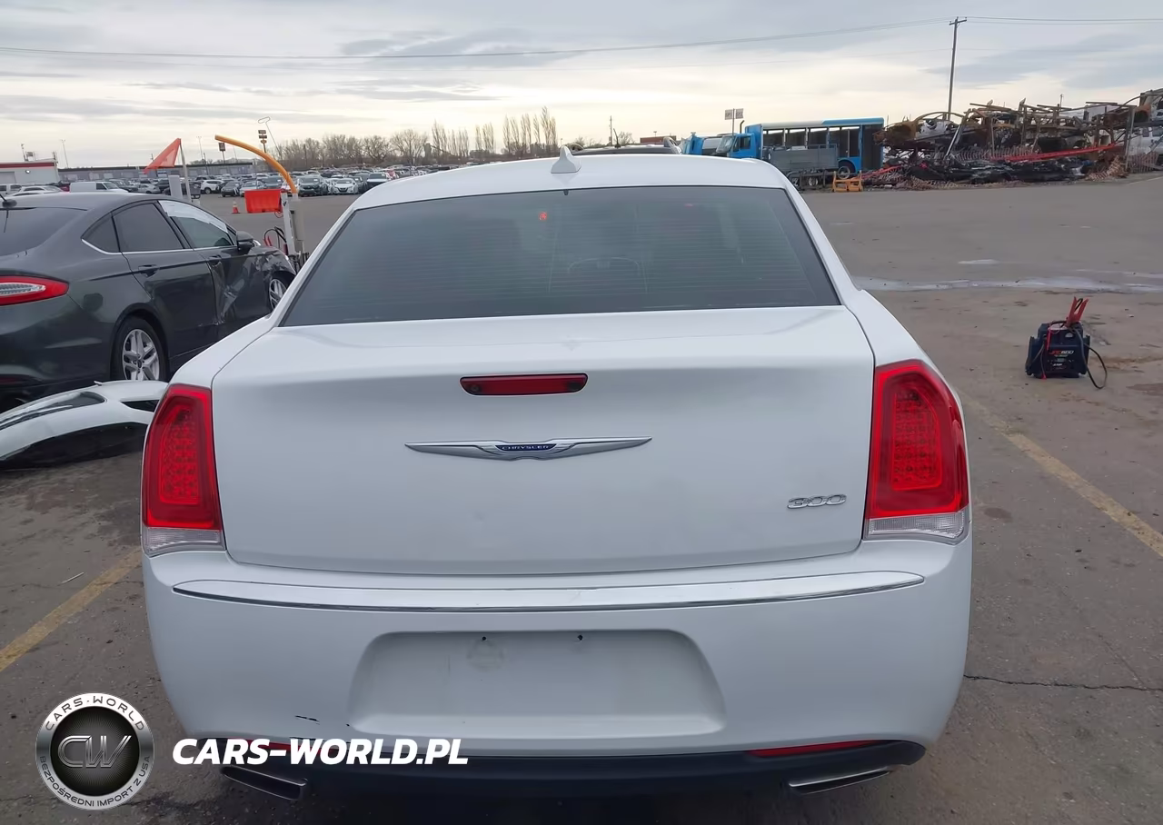 2019 Chrysler 300 Limited VIN:2C3CCAEG2KH527962 - 17