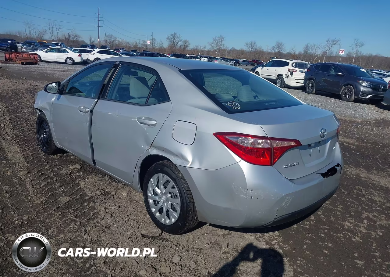 2018 Toyota Corolla Le VIN:5YFBURHEXJP753558 - 3