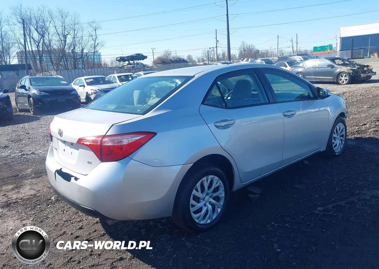 2018 Toyota Corolla Le VIN:5YFBURHEXJP753558 - 4