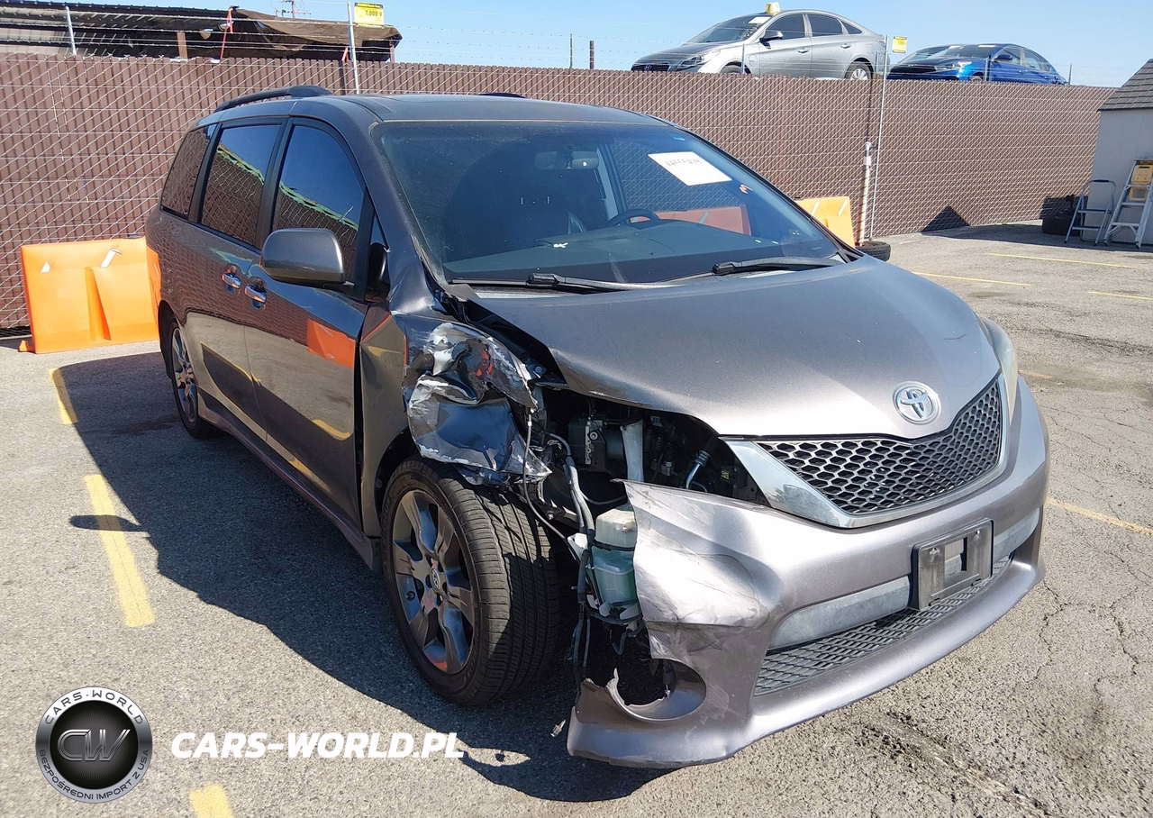 2015 Toyota Sienna Se 8 Passenger
