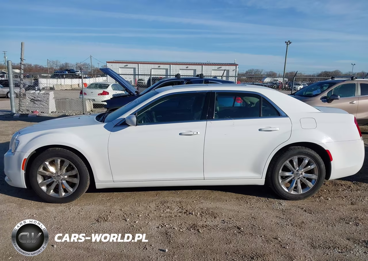 2016 Chrysler 300 Touring VIN:2C3CCARGXGH262712 - 13