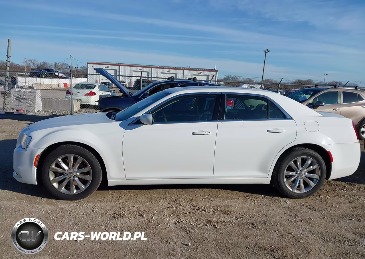 2016 Chrysler 300 Touring VIN:2C3CCARGXGH262712 - 14