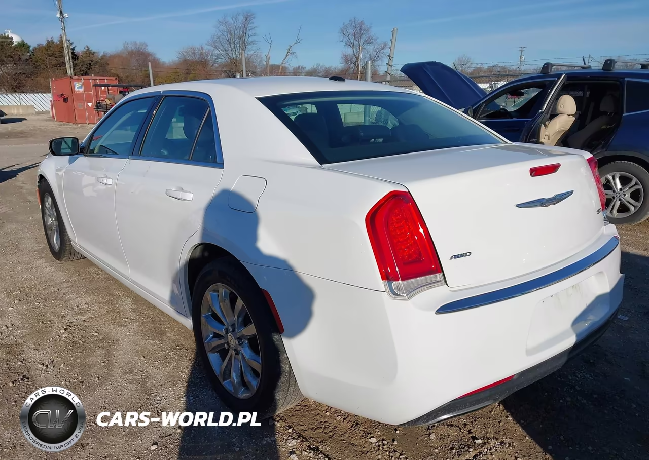 2016 Chrysler 300 Touring VIN:2C3CCARGXGH262712 - 3