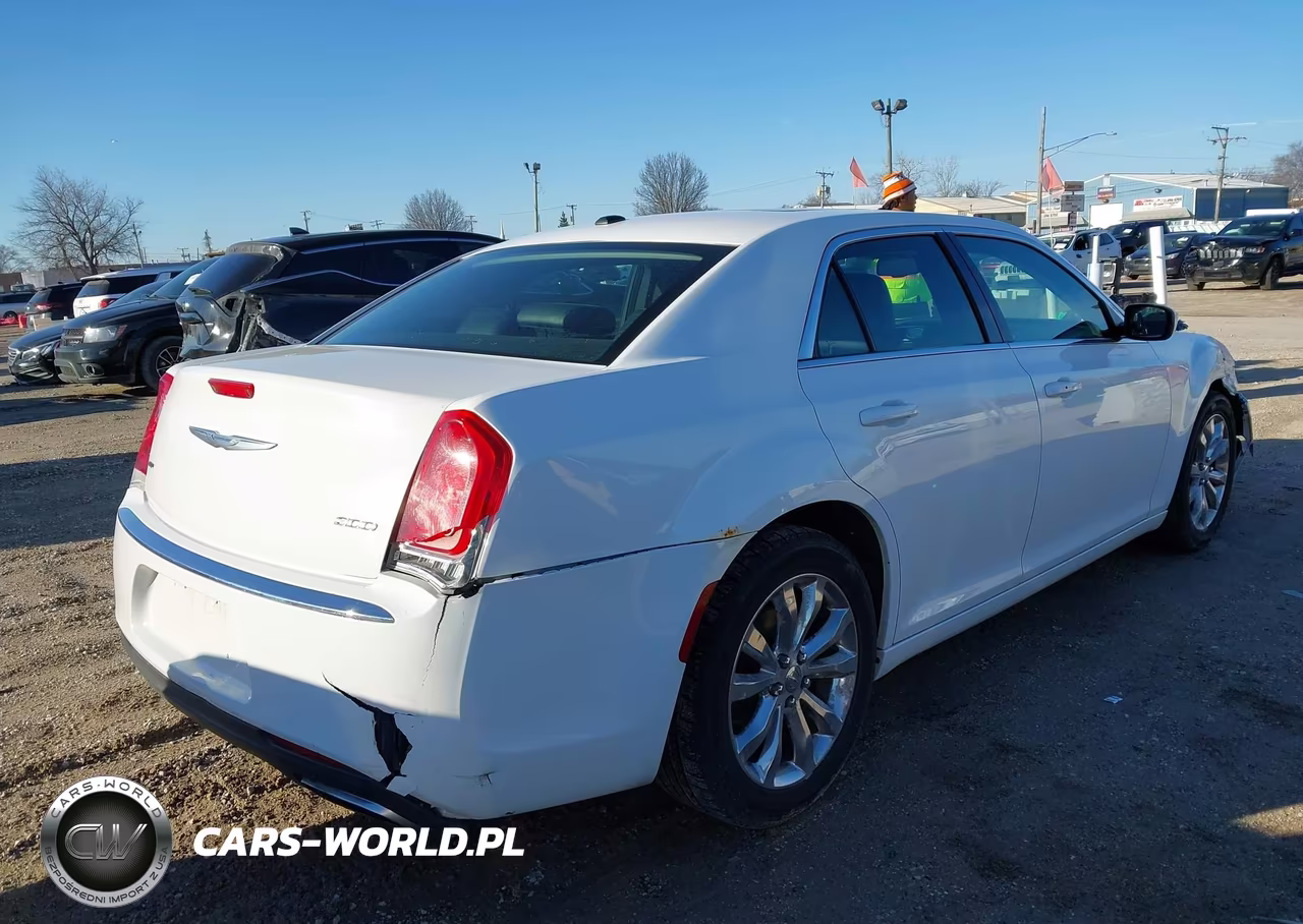 2016 Chrysler 300 Touring VIN:2C3CCARGXGH262712 - 4