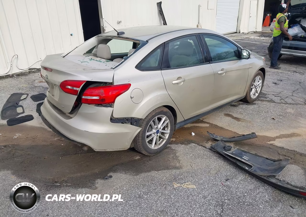 2017 Ford Focus Se VIN:1FADP3F28HL221028 - 4