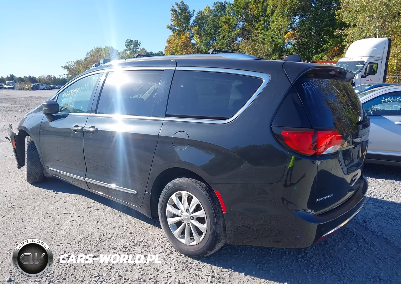 2020 Chrysler Pacifica Touring L VIN:2C4RC1BG3LR101395 - 3