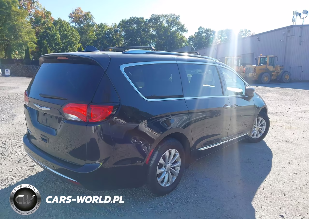 2020 Chrysler Pacifica Touring L VIN:2C4RC1BG3LR101395 - 4