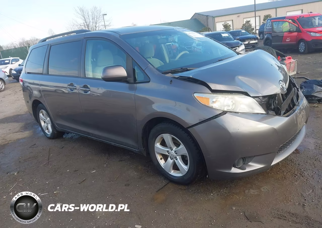 2014 Toyota Sienna Le V6 8 Passenger