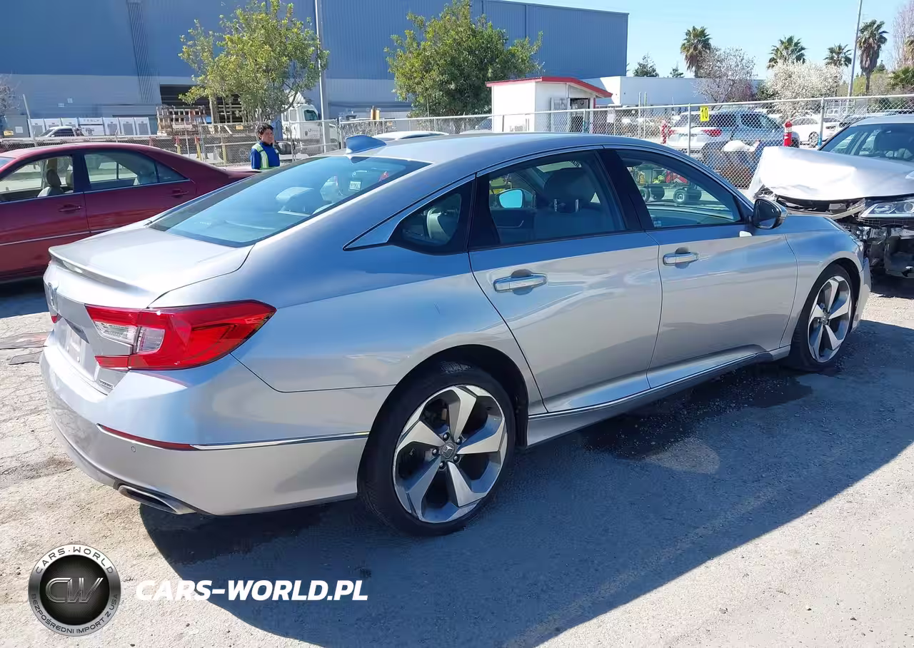 2018 Honda Accord Touring VIN:1HGCV1F96JA086180 - 4