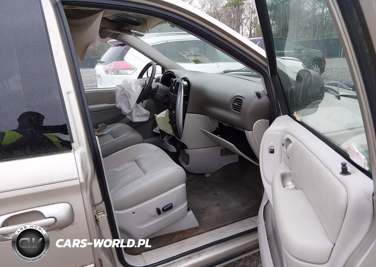 2005 Chrysler Town & Country Touring VIN:2C8GP54LX5R422316 - 5