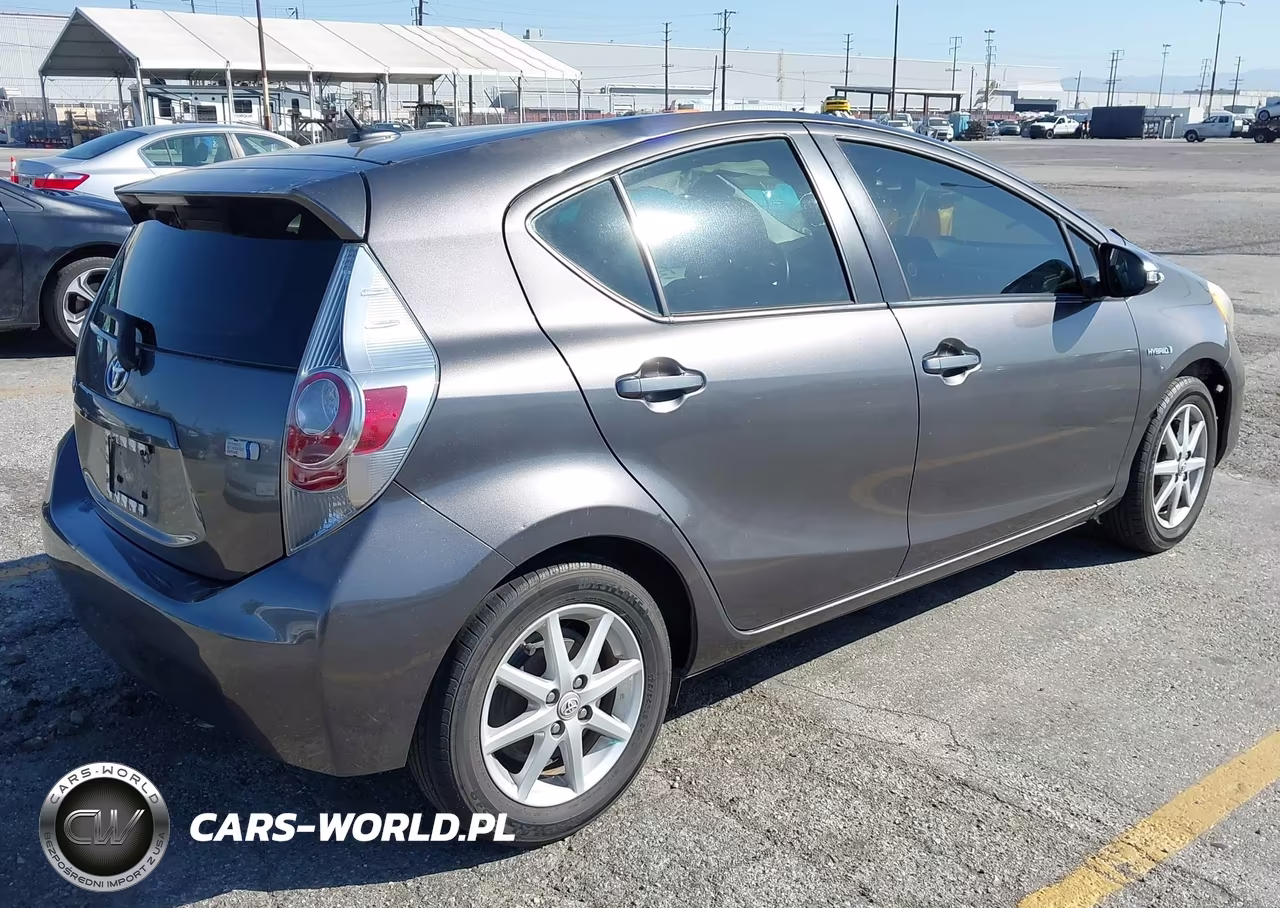 2013 Toyota Prius C Four VIN:JTDKDTB35D1549831 - 4