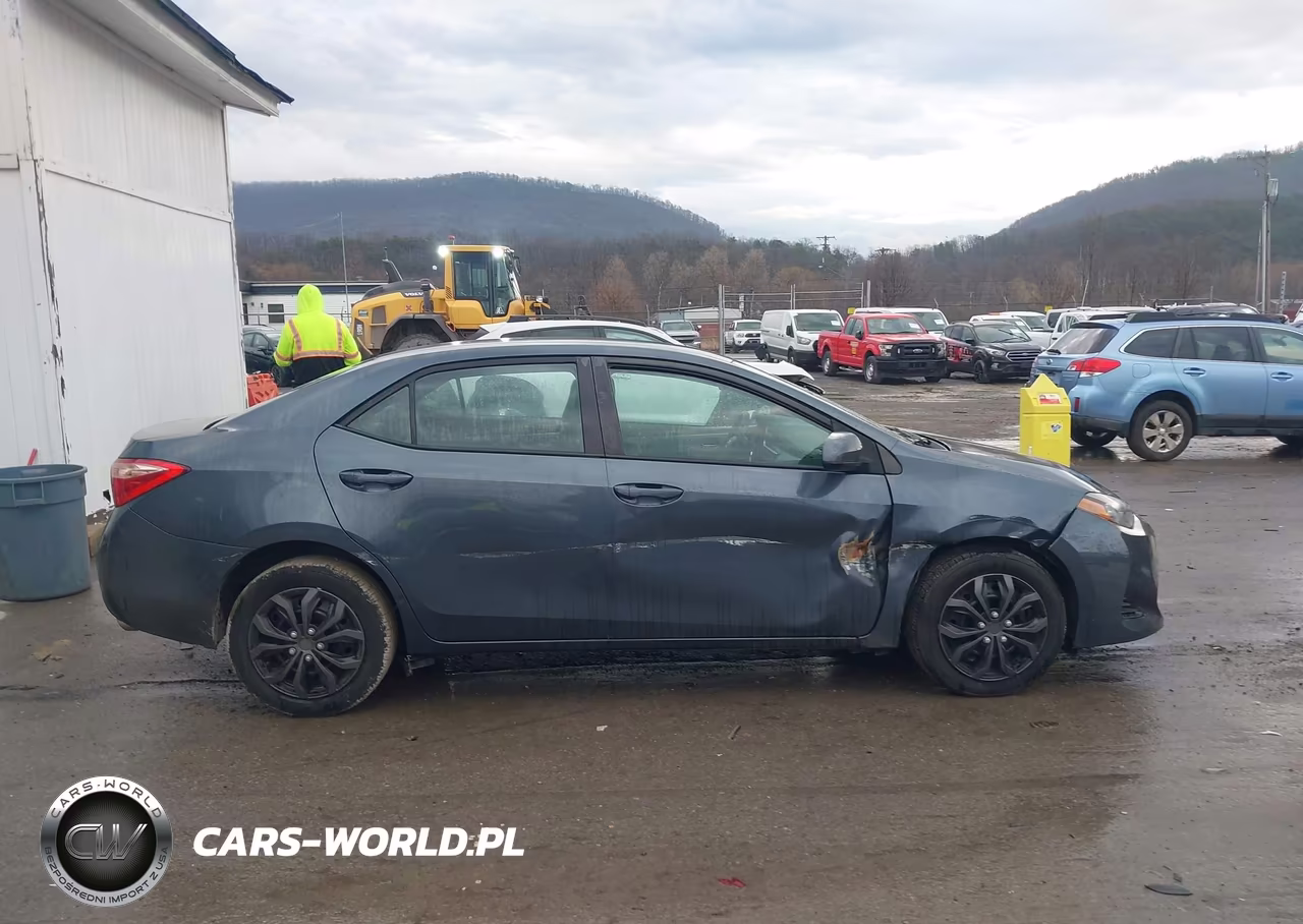 2018 Toyota Corolla Le VIN:5YFBURHE0JP798086 - 13