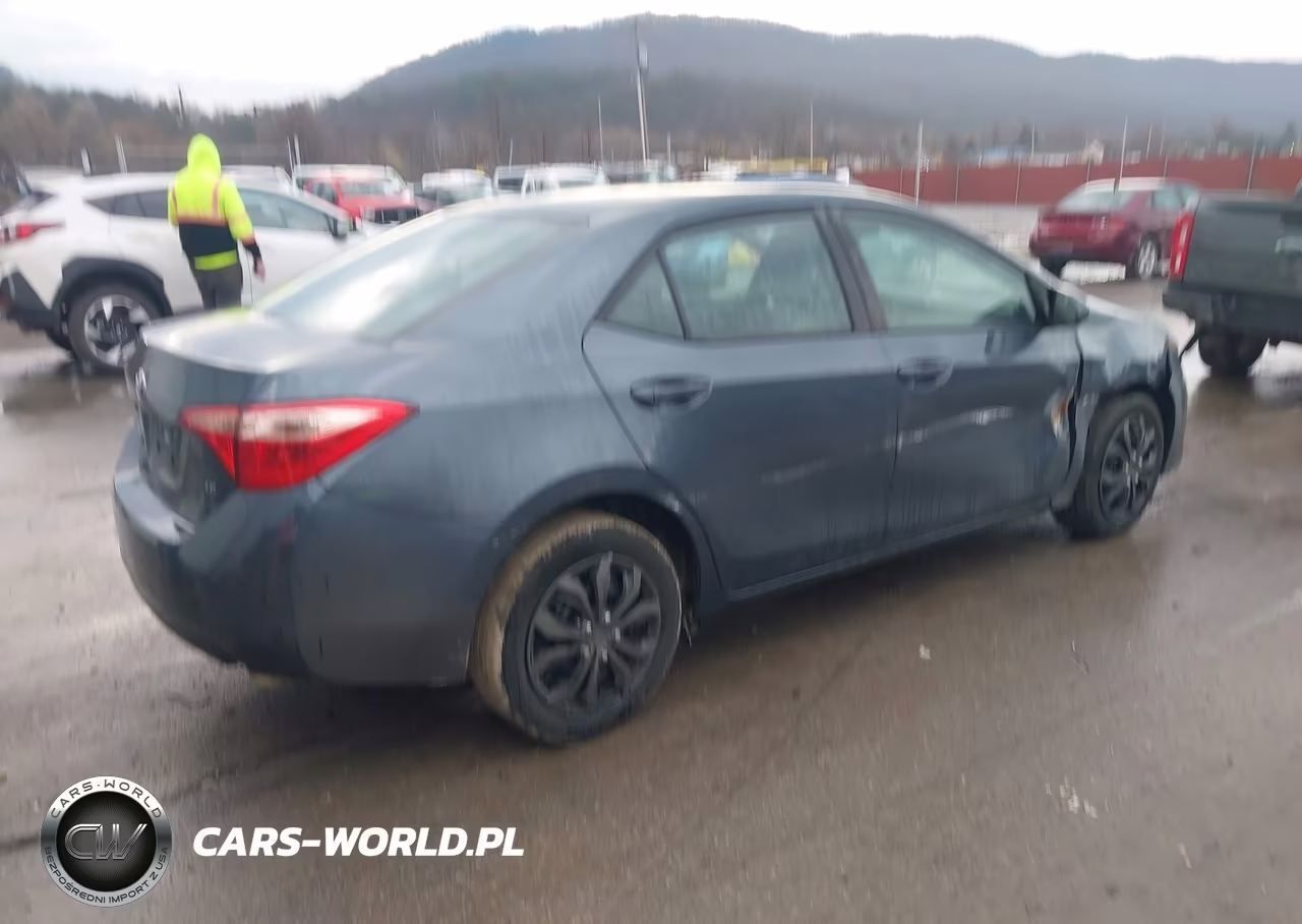 2018 Toyota Corolla Le VIN:5YFBURHE0JP798086 - 4