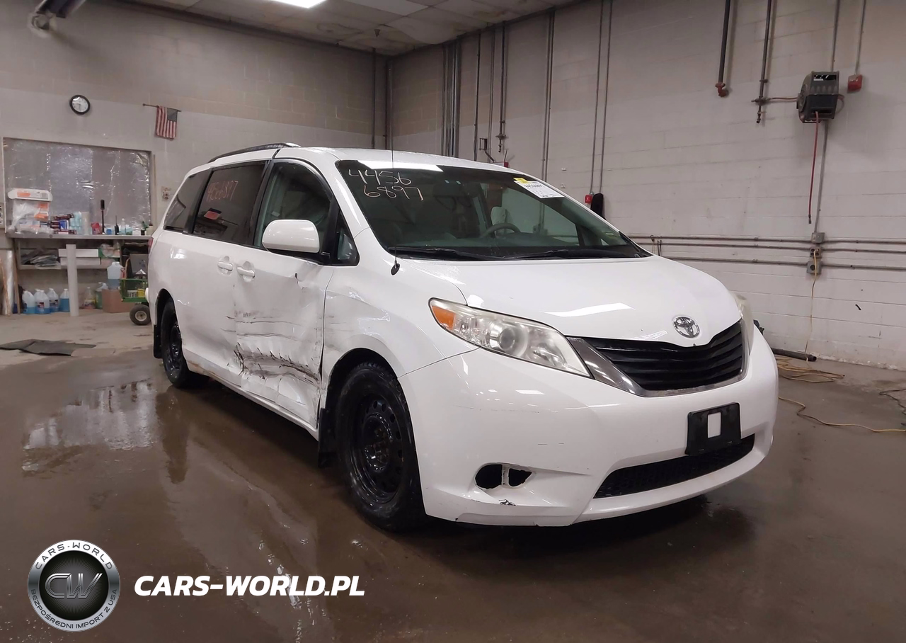 2013 Toyota Sienna Le V6 8 Passenger