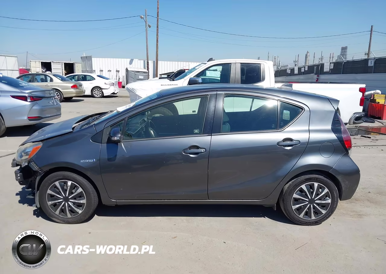 2015 Toyota Prius C Two VIN:JTDKDTB38F1102221 - 15