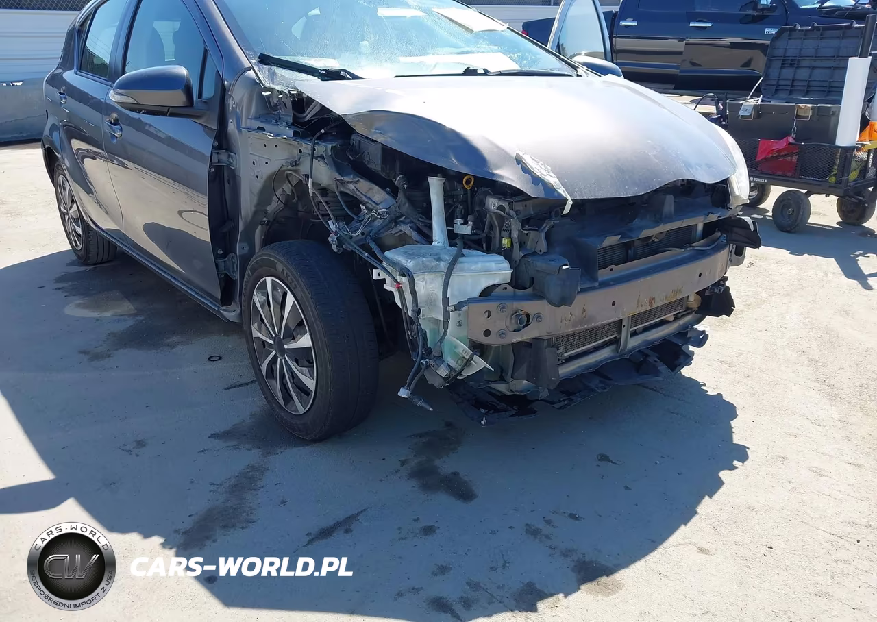 2015 Toyota Prius C Two VIN:JTDKDTB38F1102221 - 6