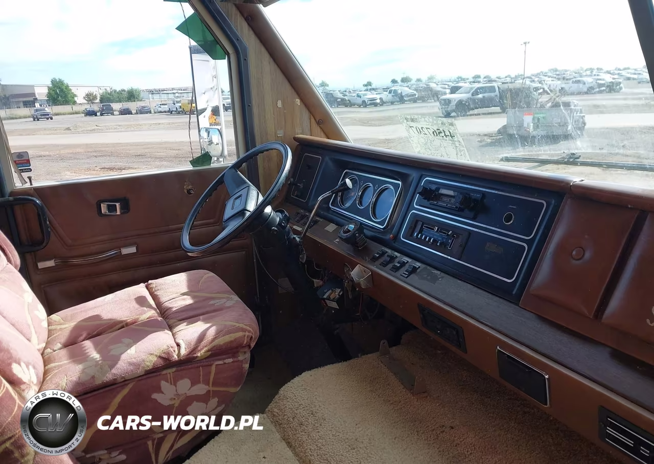 1985 Chevrolet Shasta Roadmaster 3300 VIN:1GBKP37W4F3326993 - 5