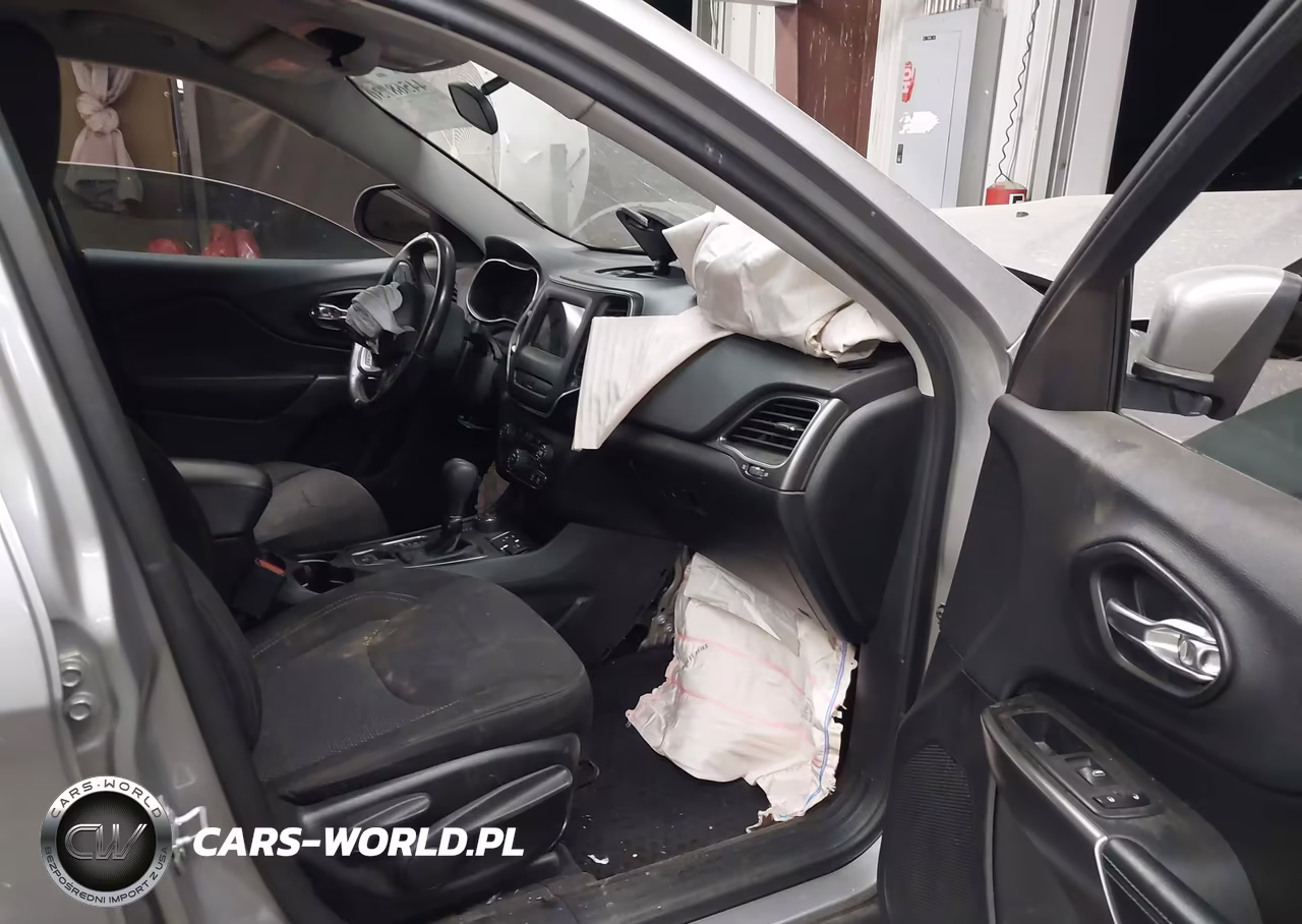2019 Jeep Cherokee Latitude 4X4 VIN:1C4PJMCX5KD101932 - 5