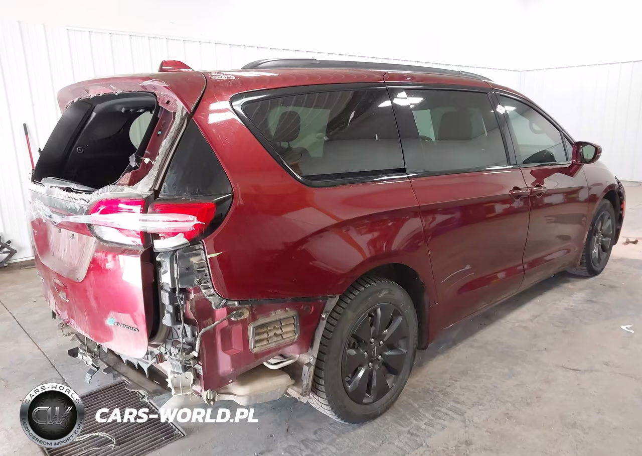 2020 Chrysler Pacifica Hybrid Limited VIN:2C4RC1N7XLR146703 - 4