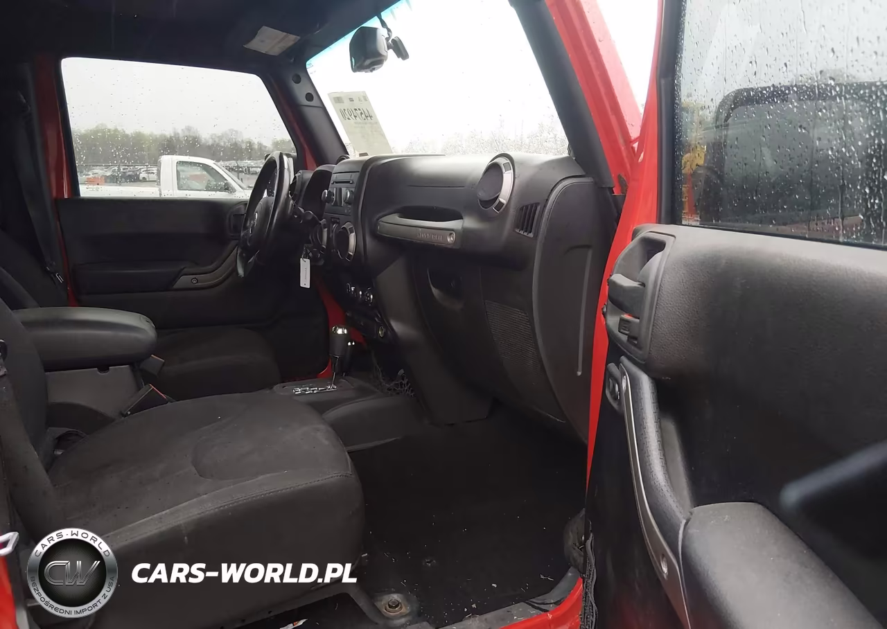 2014 Jeep Wrangler Unlimited Sport VIN:1C4BJWDG9EL139632 - 5