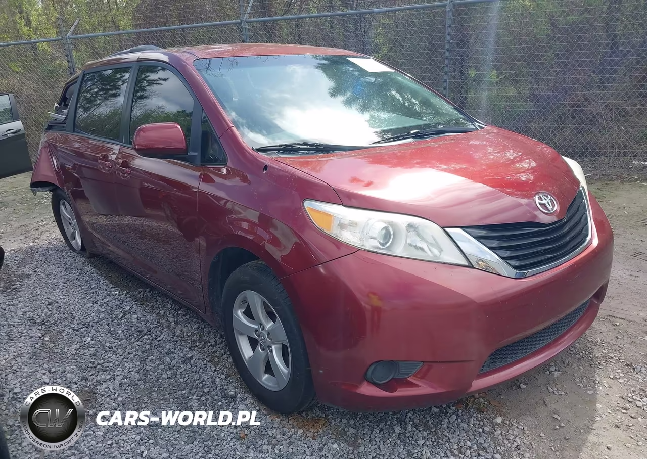 2014 Toyota Sienna Le V6 8 Passenger