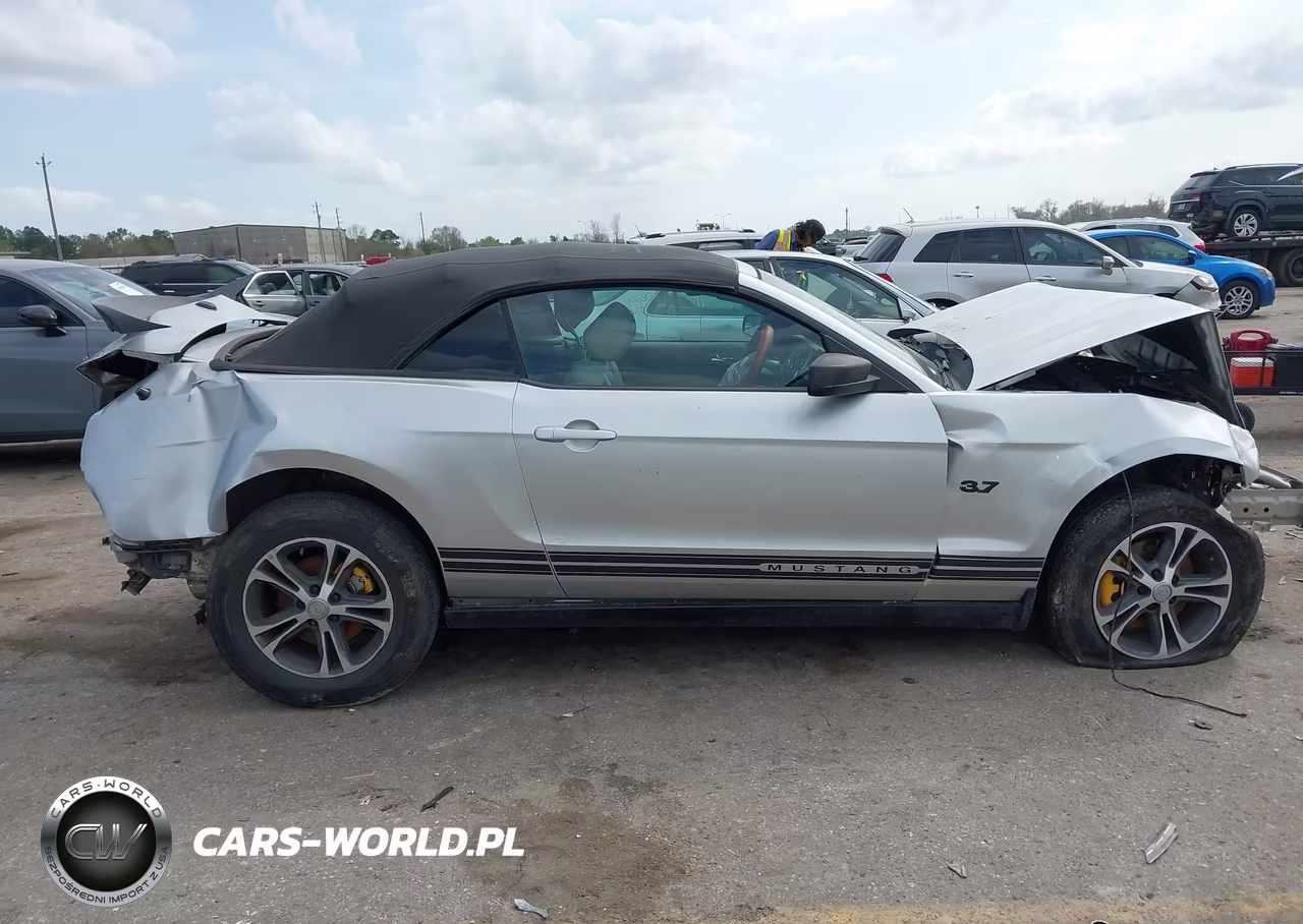 2014 Ford Mustang V6 Premium VIN:1ZVBP8EM8E5233923 - 13