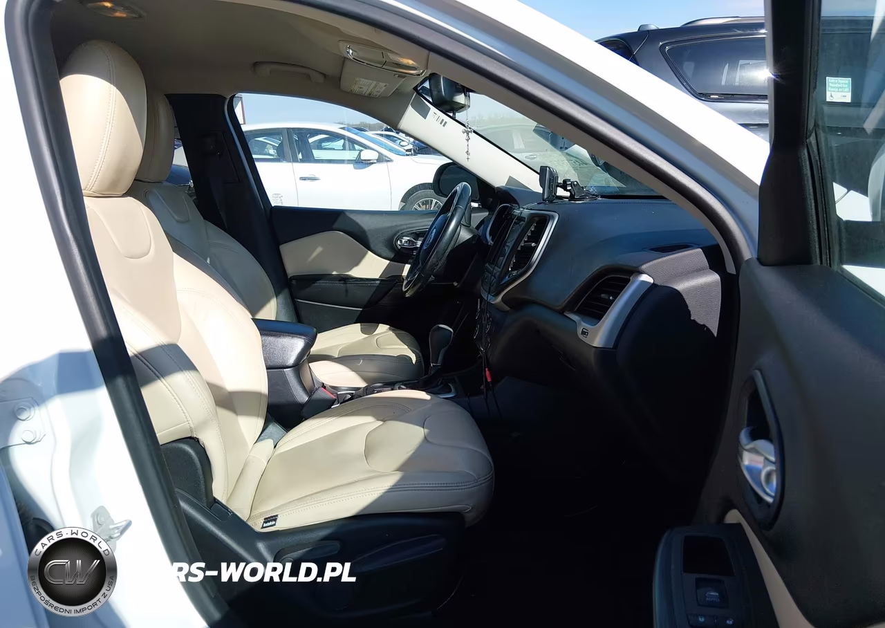 2016 Jeep Cherokee Latitude VIN:1C4PJLCS4GW363712 - 5