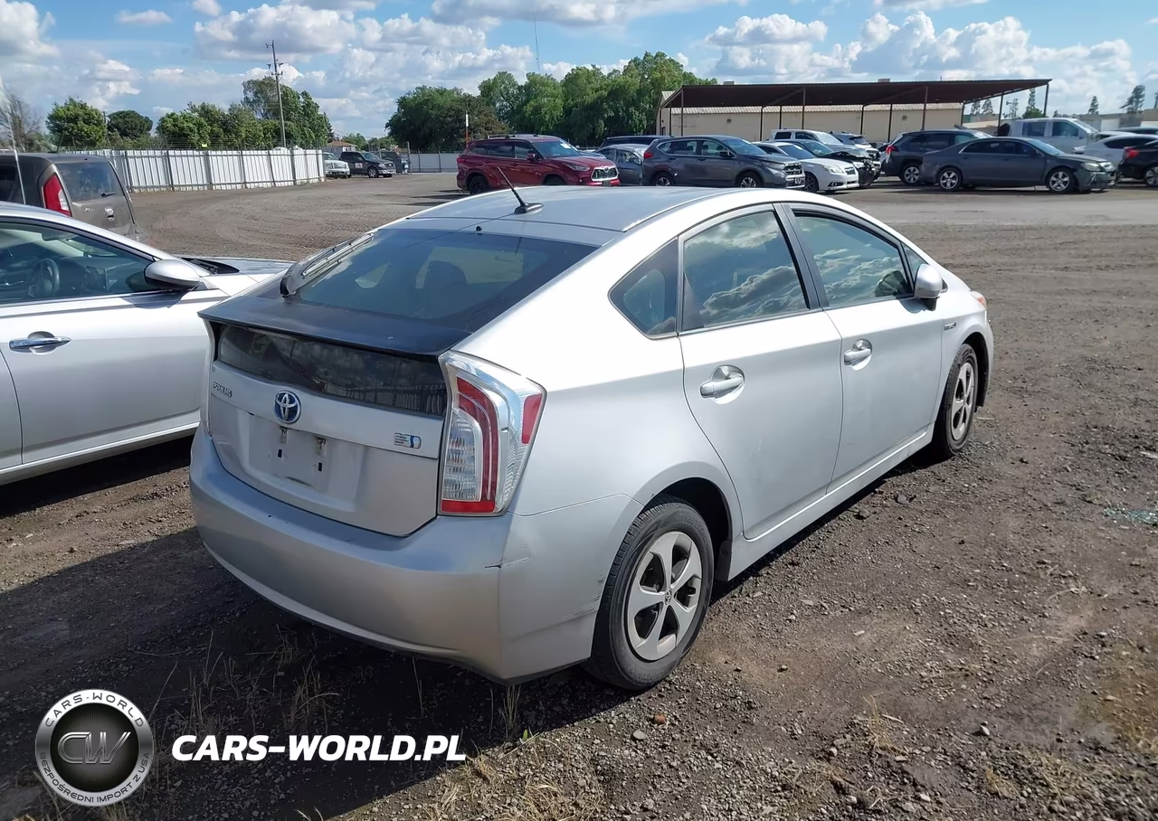 2014 Toyota Prius Three VIN:JTDKN3DU4E0358203 - 4