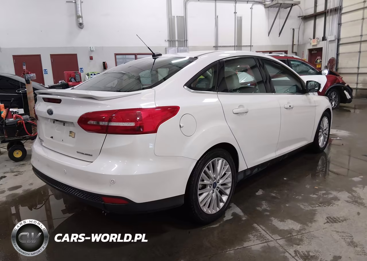 2018 Ford Focus Titanium VIN:1FADP3J28JL281128 - 4