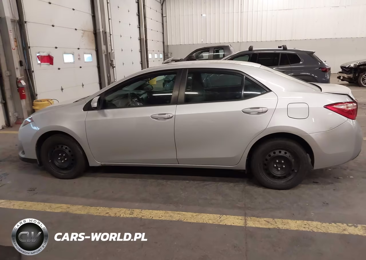 2018 Toyota Corolla Le VIN:5YFBURHE3JP822591 - 13