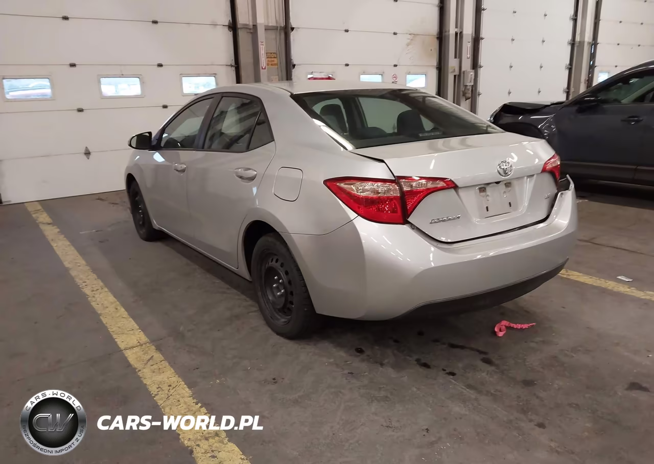 2018 Toyota Corolla Le VIN:5YFBURHE3JP822591 - 3