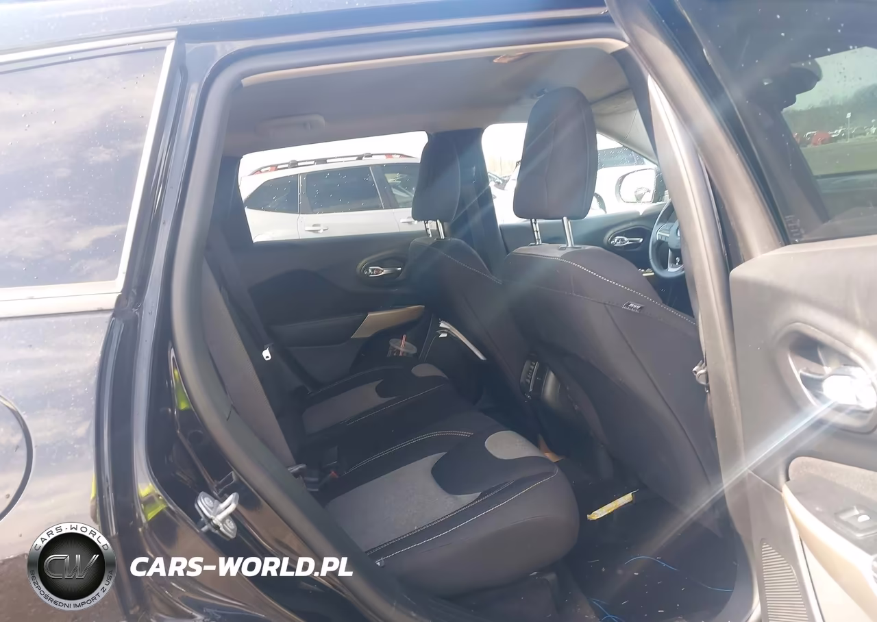 2018 Jeep Cherokee Latitude Fwd VIN:1C4PJLCB8JD596592 - 8