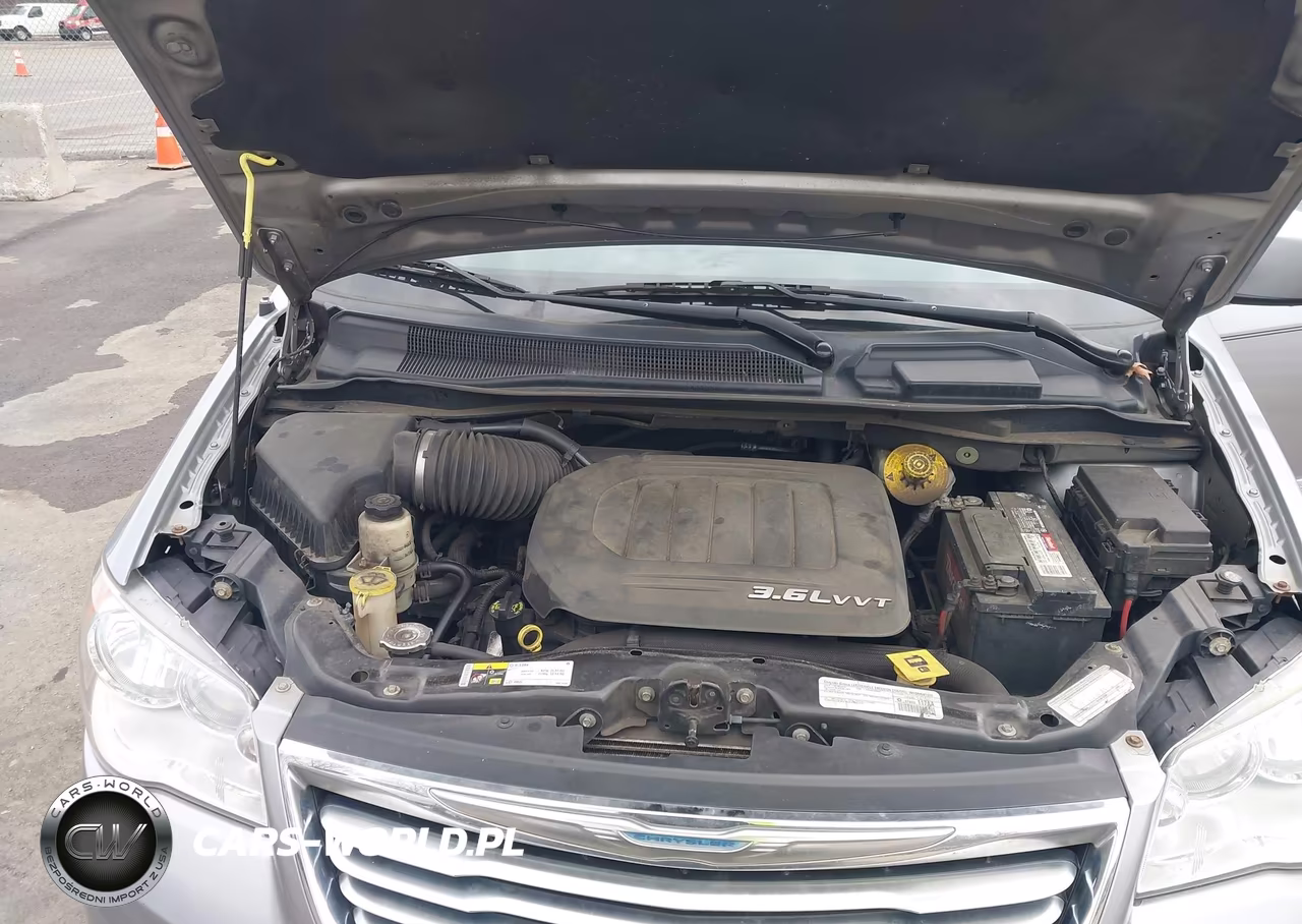 2015 Chrysler Town & Country Touring VIN:2C4RC1BG8FR636615 - 10