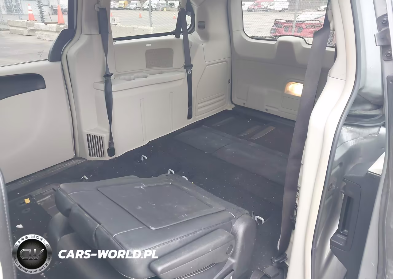 2015 Chrysler Town & Country Touring VIN:2C4RC1BG8FR636615 - 8