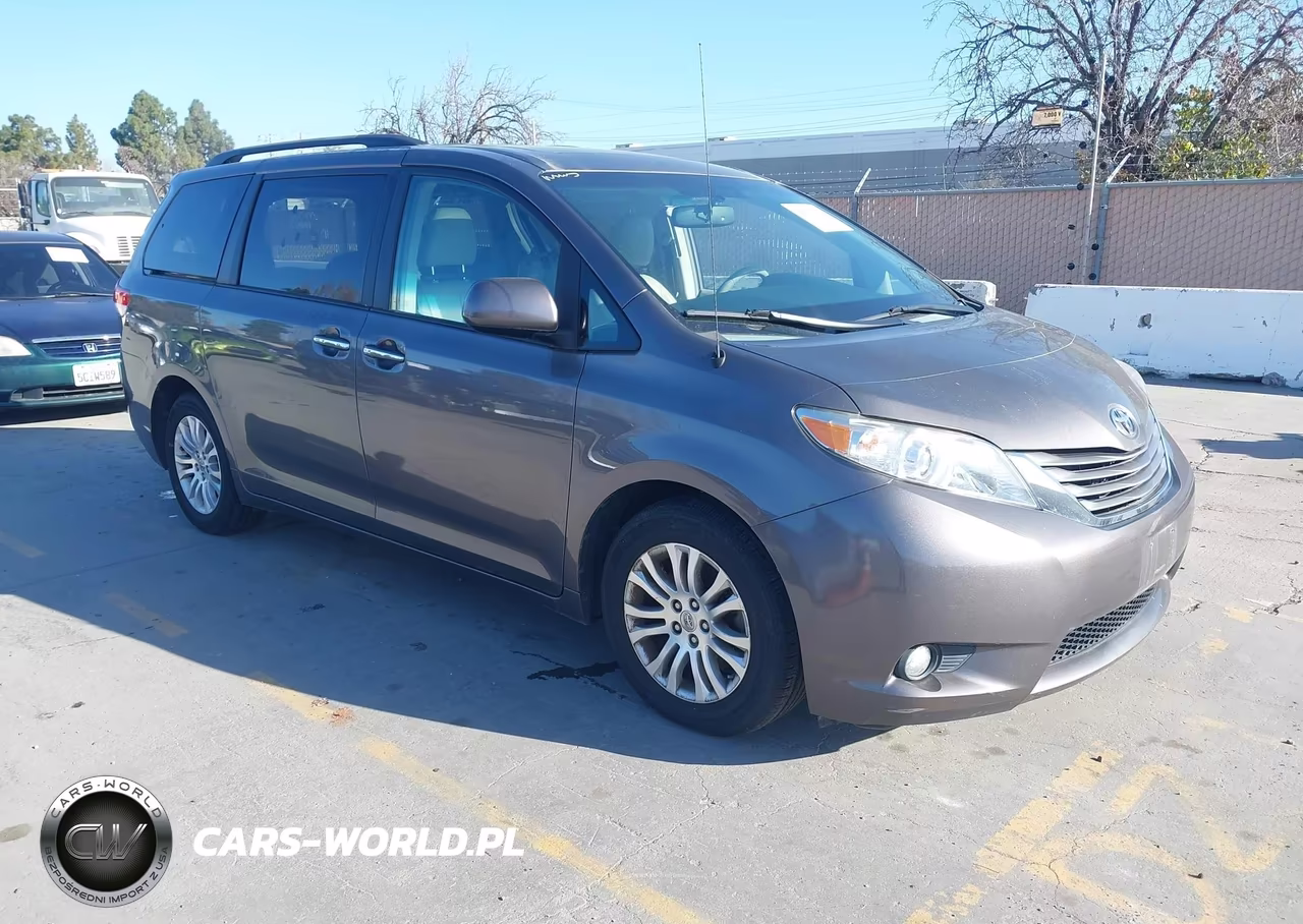 2013 Toyota Sienna Xle V6 8 Passenger